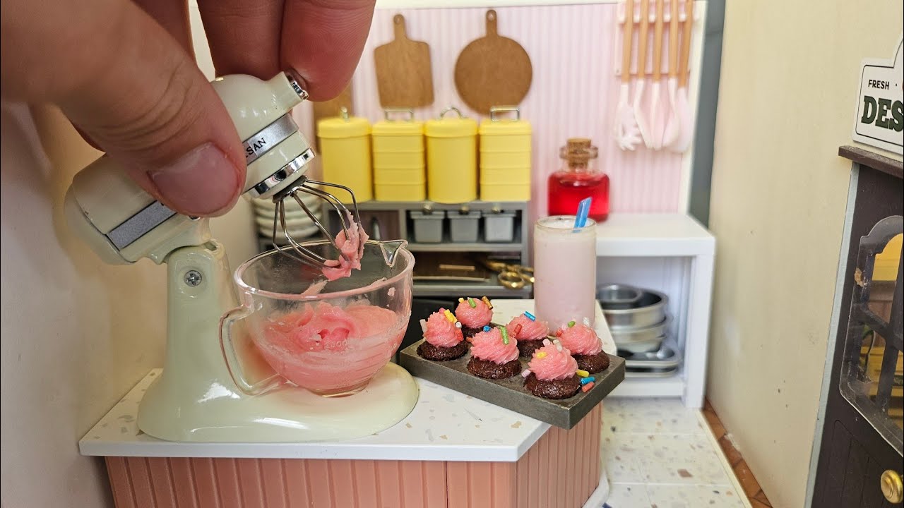 Original video thumbnail: Cupcakes & milkshake